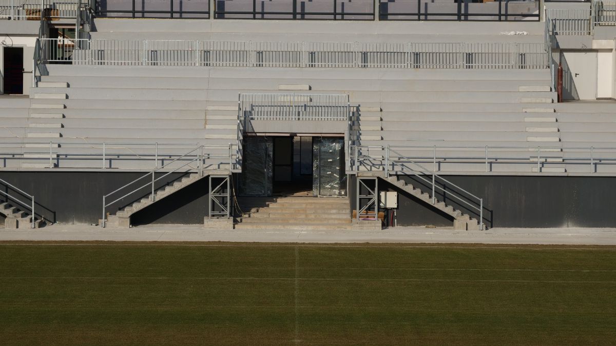 Chin nesfârșit! N-au „casă” nici în play-out, deși se lucrează de 4 ani la modernizarea stadionului! Singura arenă fără peluze din Superliga a ajuns să coste mai mult decât dublul sumei estimate inițial