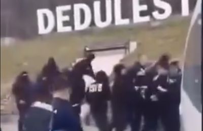 Bătaie la Dedulești între ultrașii celor de la UTA și U Cluj » Imagini scandaloase