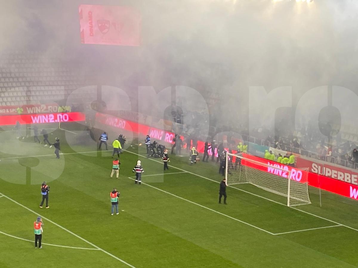 Imagini halucinante la Dinamo - UTA! Ultrașii s-au luat la bătaie pe gazon