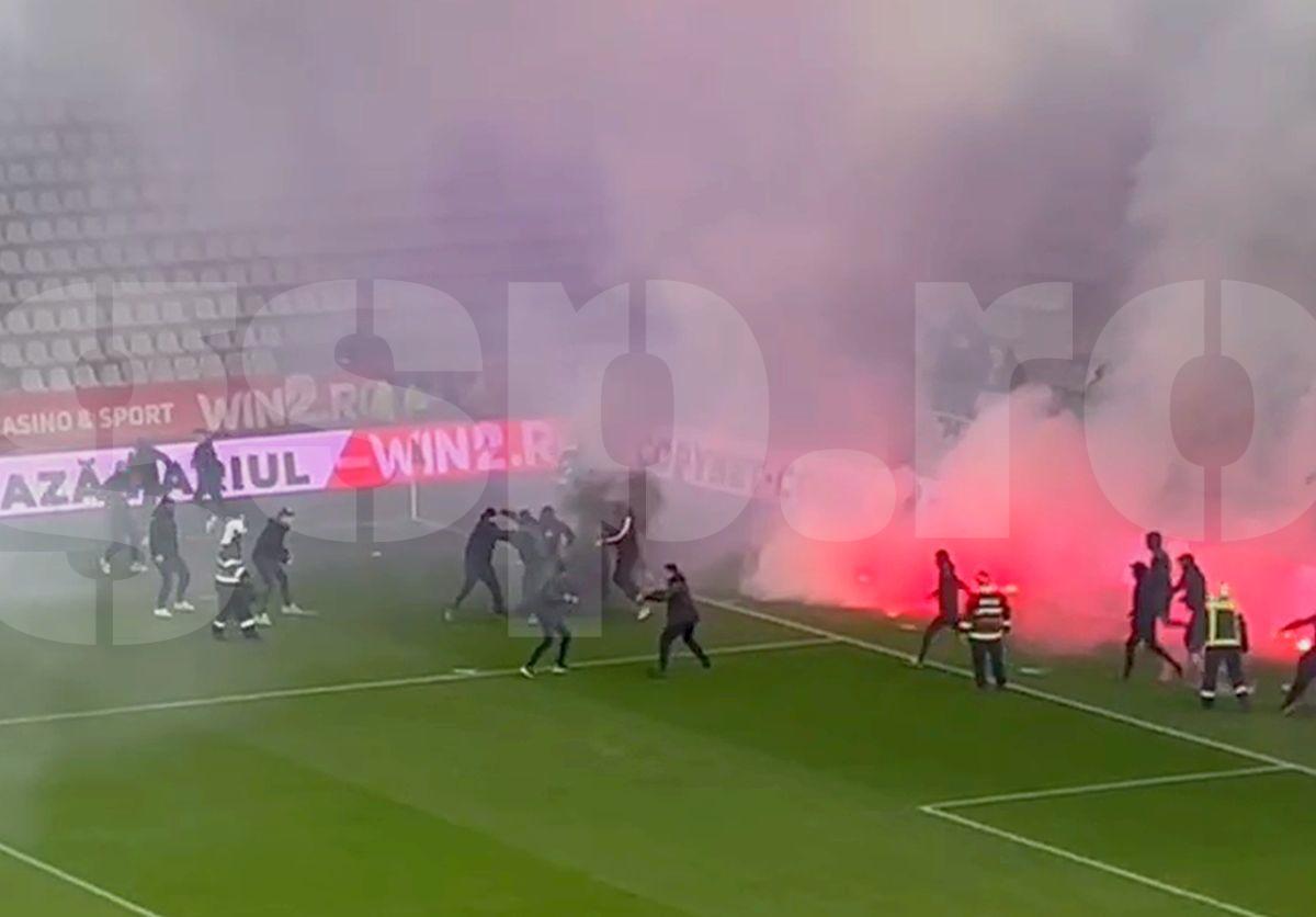 Imagini halucinante la Dinamo - UTA! Ultrașii s-au luat la bătaie pe gazon