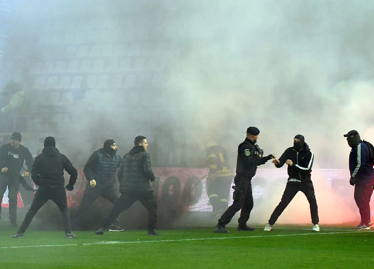 Imagini halucinante la Dinamo - UTA! Ultrașii s-au luat la bătaie pe gazon