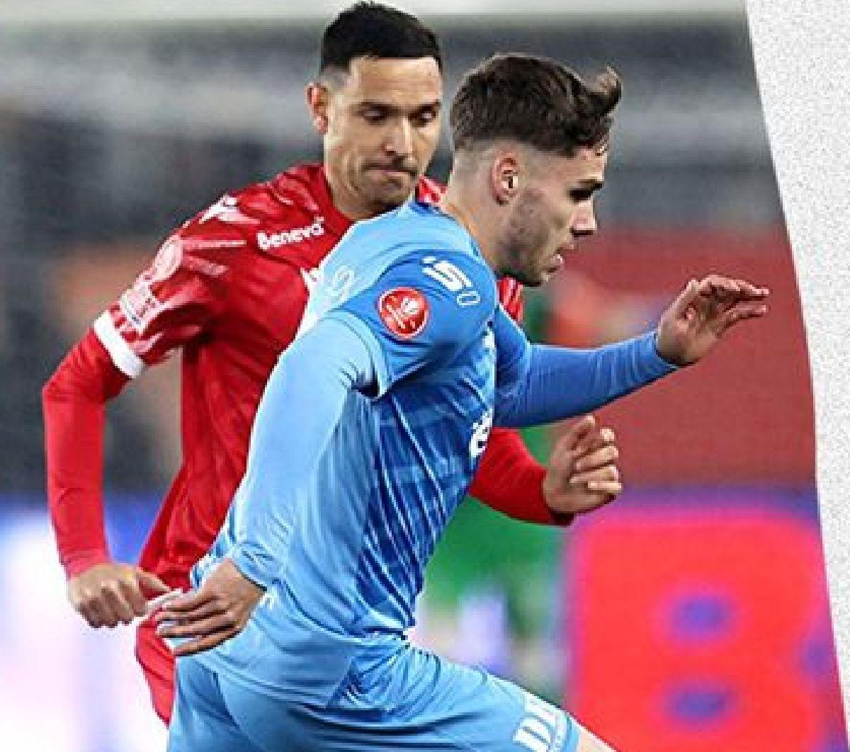 Imagini halucinante la Dinamo - UTA! Ultrașii s-au luat la bătaie pe gazon