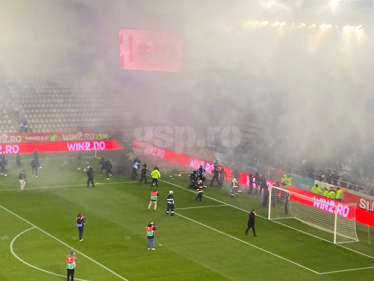 Ultrași de la Dinamo și CSA Steaua, „săltați” astăzi de mascați! Omul care l-a lăsat lat pe Elias, dus și el la audieri