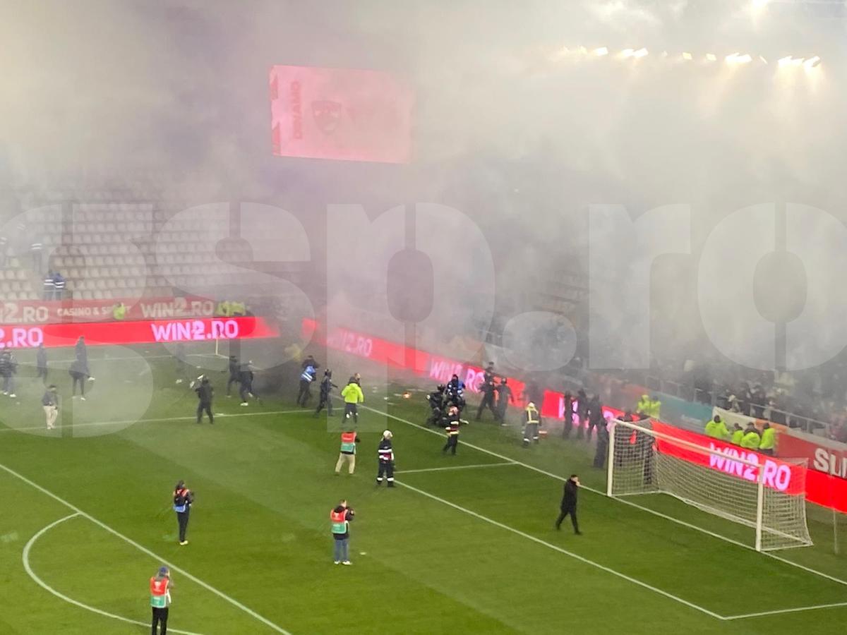 Imagini halucinante la Dinamo - UTA! Ultrașii s-au luat la bătaie pe gazon