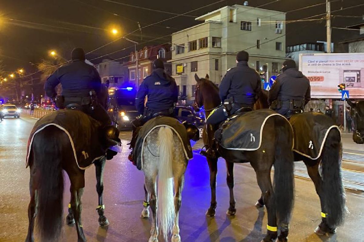 Imagini halucinante la Dinamo - UTA! Ultrașii s-au luat la bătaie pe gazon