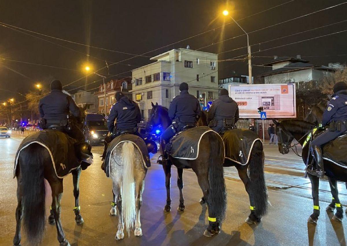 Imagini halucinante la Dinamo - UTA! Ultrașii s-au luat la bătaie pe gazon
