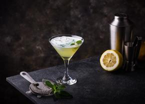 5 cocktailuri clasice pe care trebuie să știi să le prepari pentru petreceri memorabile