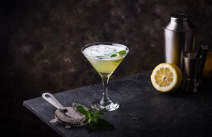5 cocktailuri clasice pe care trebuie să știi să le prepari pentru petreceri memorabile