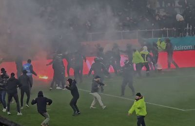 Scene halucinante în Superliga! Ultrașii lui Dinamo și cei ai Stelei s-au luat la bătaie pe gazon