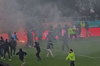 Scene halucinante în Superliga! Ultrașii lui Dinamo și cei ai Stelei s-au luat la bătaie pe gazon