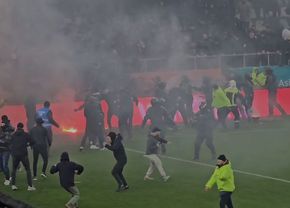 Scene halucinante în Superliga! Ultrașii lui Dinamo și cei ai Stelei s-au luat la bătaie pe gazon