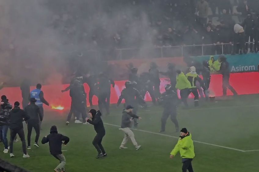 Meciul dintre Dinamo și UTA a fost prefațat de scene reprobabile. Ultrașii din Peluza Sud a gazdelor au pătruns pe gazonul arenei Arcul de Triumf și și-au împărțit pumni cu susținătorii oaspeților.