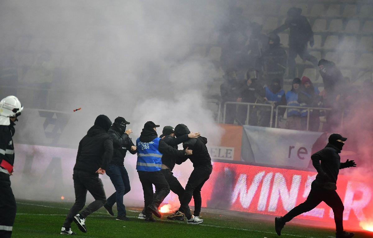 Imagini halucinante la Dinamo - UTA! Ultrașii s-au luat la bătaie pe gazon