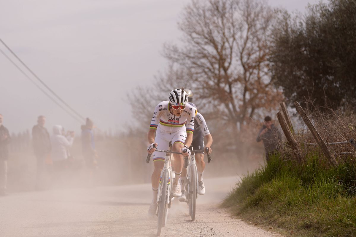 Tadej Pogacar a câștigat pentru a treia oară  „Strade Bianche” în ciuda unei căzături care a lăsat urme