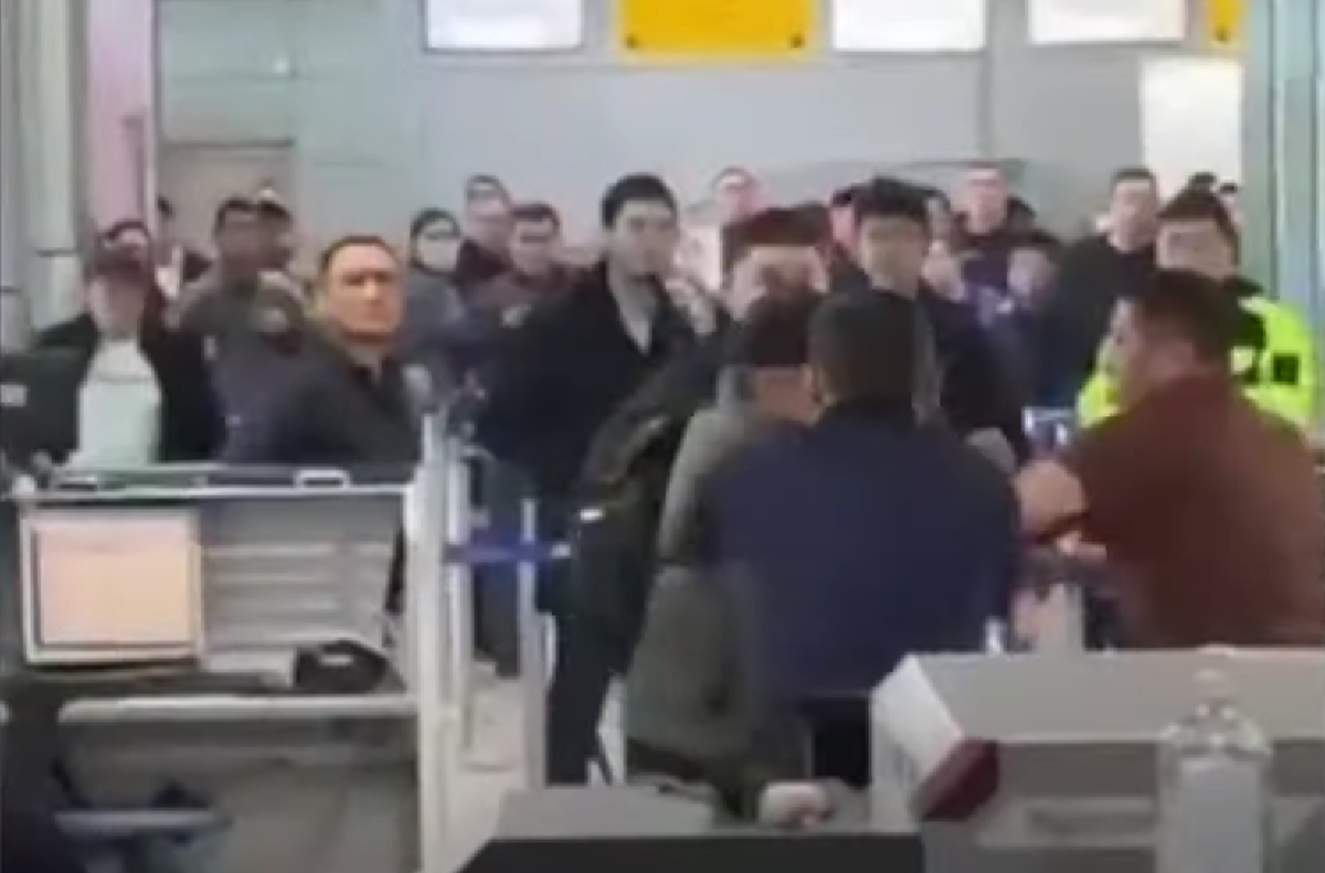 Bărbat amenințător, dezarmat de un fost boxer în aeroport