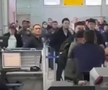 Bărbat amenințător, dezarmat de un fost boxer în aeroport