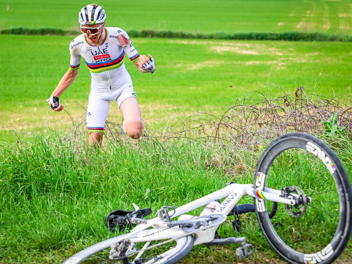 Tadej Pogacar a câștigat pentru a treia oară  „Strade Bianche” în ciuda unei căzături care a lăsat urme