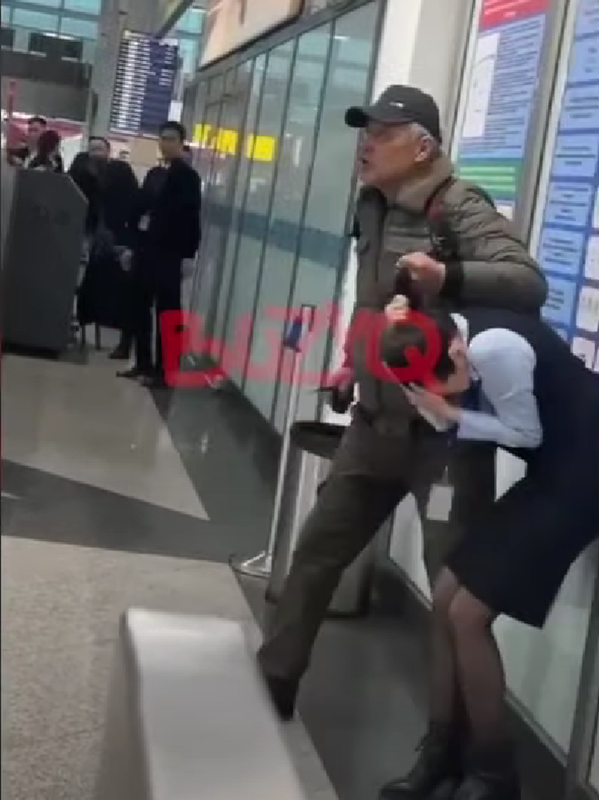 Un fost boxer a devenit erou în Kazahstan! I-a smuls cuțitul unui bărbat înarmat și a salvat o femeie în aeroportul din Almaty