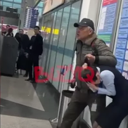 Bărbat amenințător, dezarmat de un fost boxer în aeroport