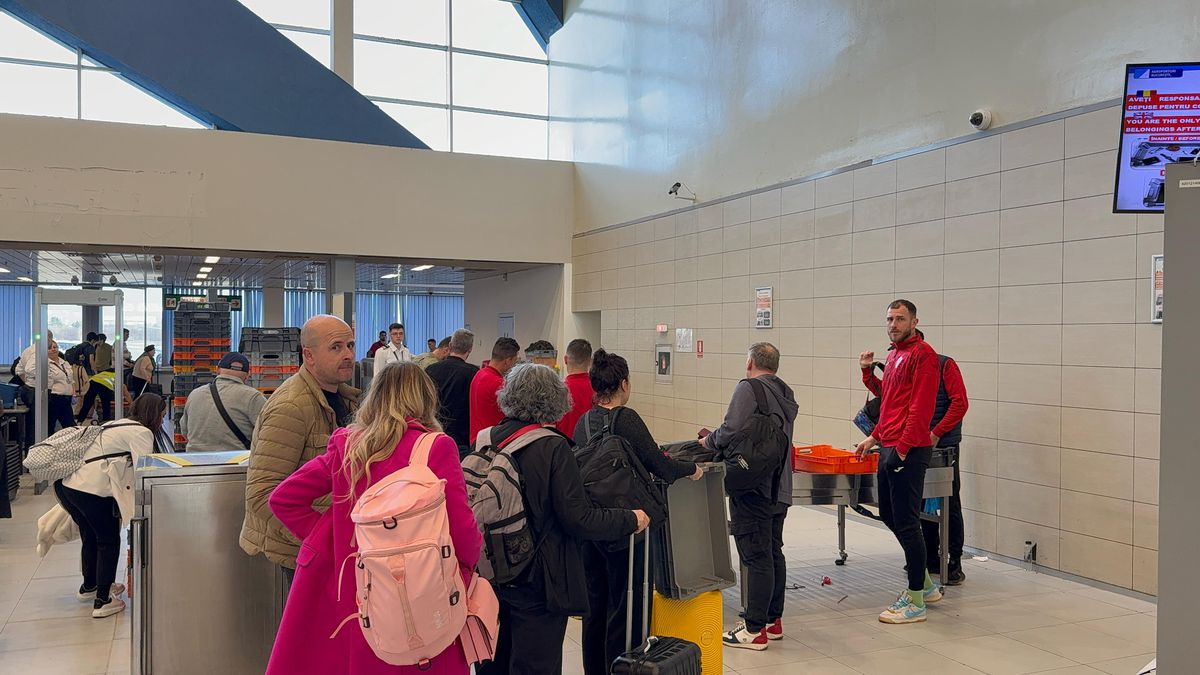 10 cu avionul, restul 8 ore în autocar! » Jucătorii Gloriei au decolat astăzi spre Cluj. Cum au fost surprinși în aeroport