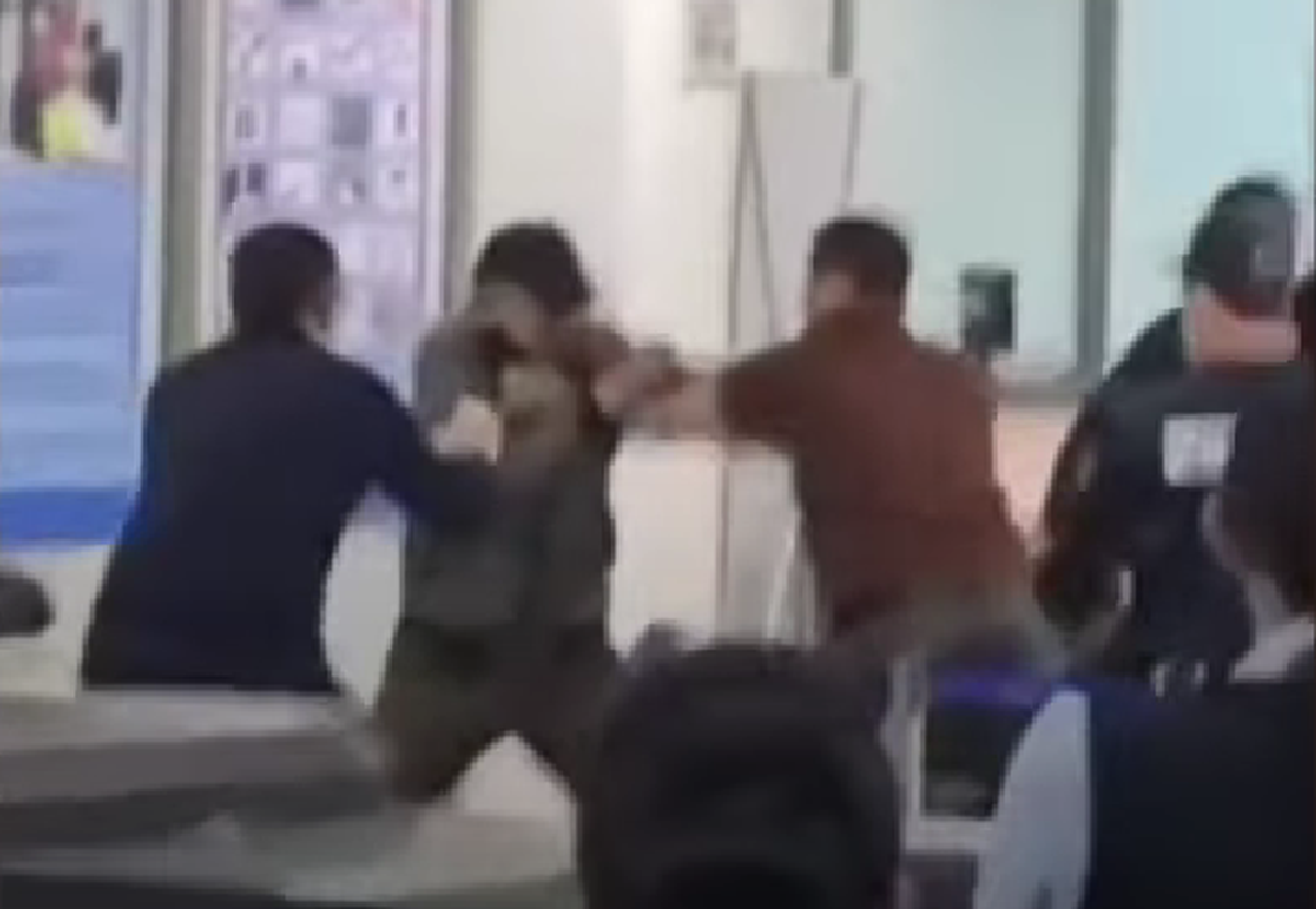 Bărbat amenințător, dezarmat de un fost boxer în aeroport