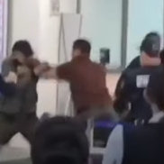 Bărbat amenințător, dezarmat de un fost boxer în aeroport