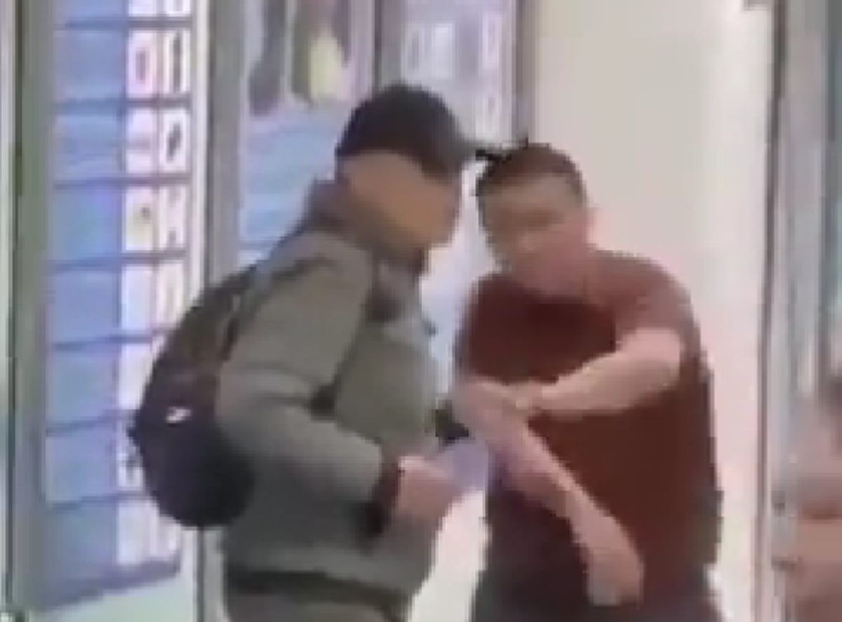 Bărbat amenințător, dezarmat de un fost boxer în aeroport