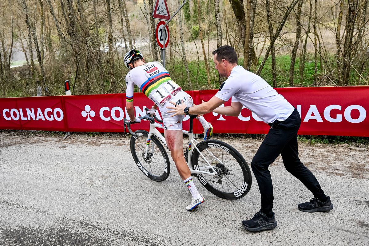 Tadej Pogacar, câștigător în Strade Bianche după o căzătură