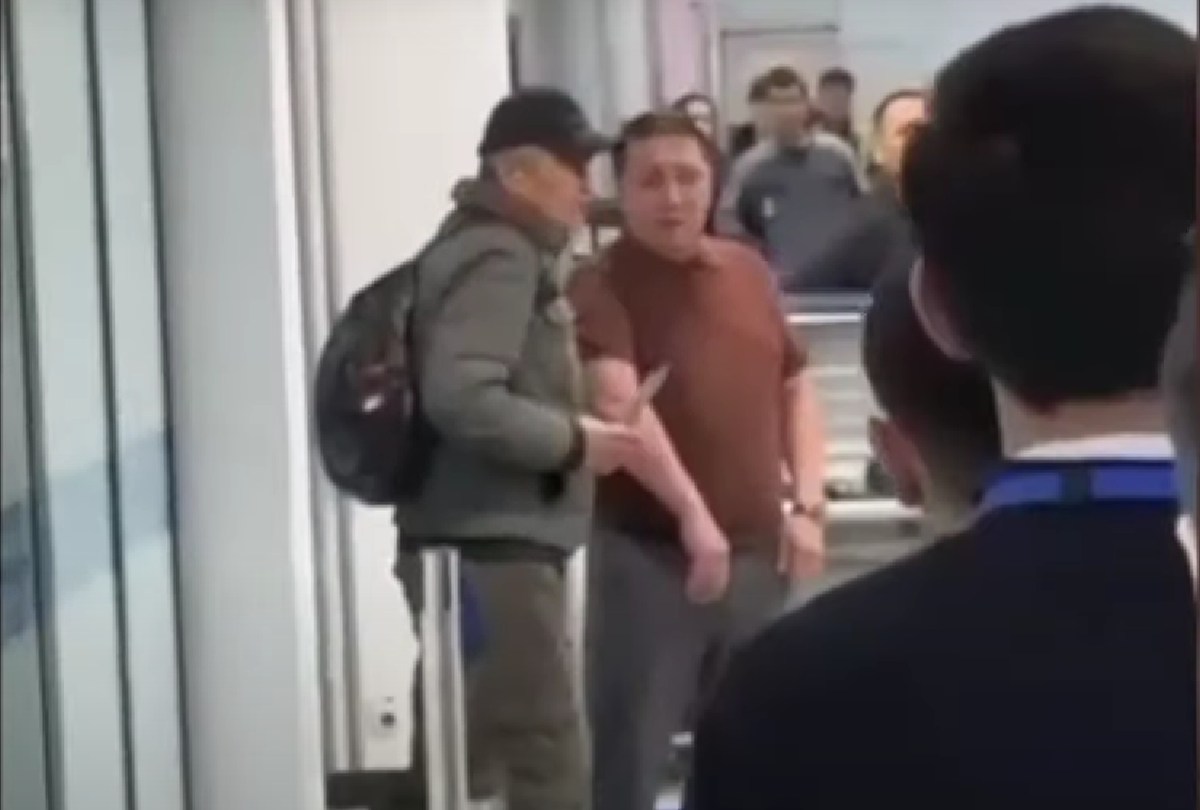 Un fost boxer a devenit erou în Kazahstan! I-a smuls cuțitul unui bărbat înarmat și a salvat o femeie în aeroportul din Almaty