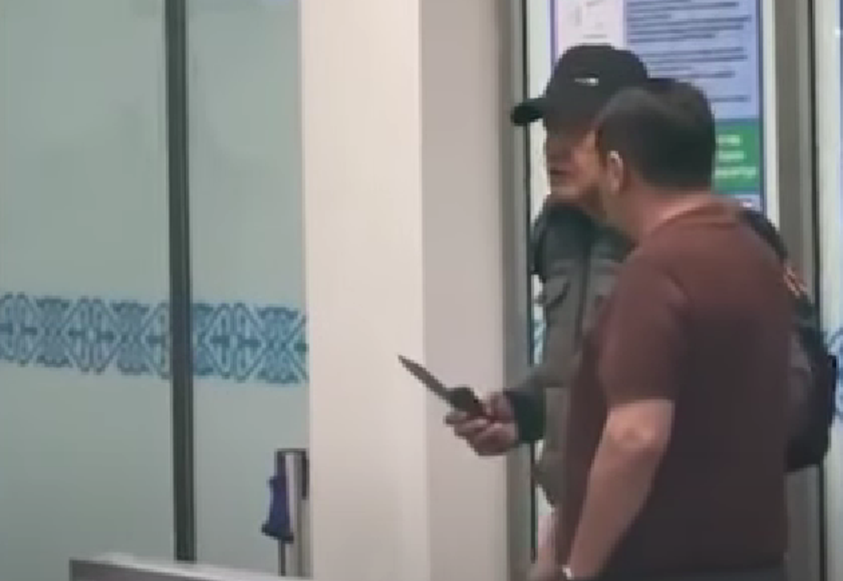 Bărbat amenințător, dezarmat de un fost boxer în aeroport