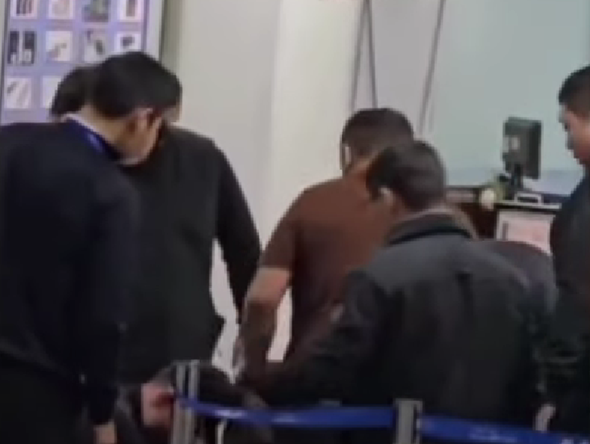 Bărbat amenințător, dezarmat de un fost boxer în aeroport
