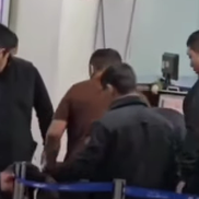Bărbat amenințător, dezarmat de un fost boxer în aeroport