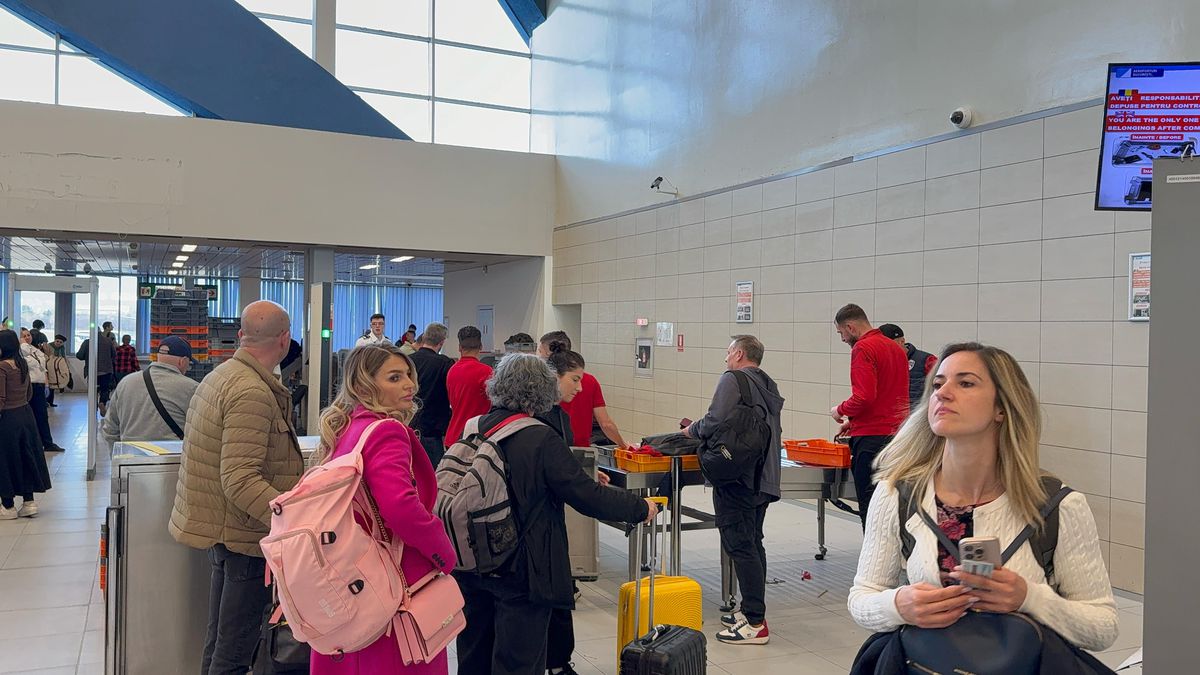 10 cu avionul, restul 8 ore în autocar! » Jucătorii Gloriei au decolat astăzi spre Cluj. Cum au fost surprinși în aeroport