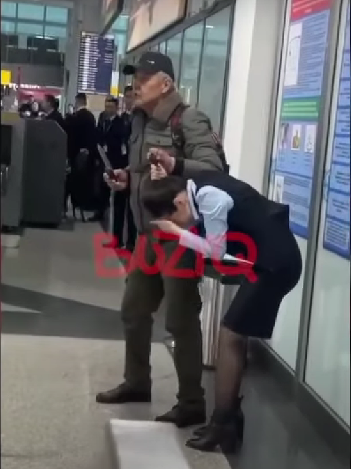 Un fost boxer a devenit erou în Kazahstan! I-a smuls cuțitul unui bărbat înarmat și a salvat o femeie în aeroportul din Almaty