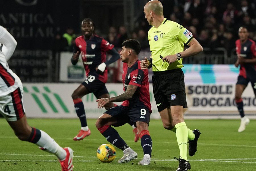 Momentul în care îi „fuge” glezna stângă lui Florinel Coman / Foto: Imago Antrenorul lui Cagliari, confirmat! » Anunțul clubului despre accidentarea lui Florinel Coman + Cât va lipsi