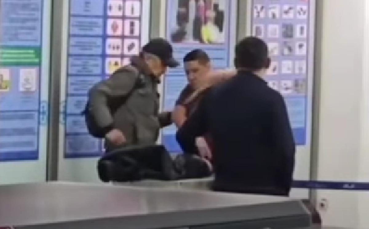 Un fost boxer a devenit erou în Kazahstan! I-a smuls cuțitul unui bărbat înarmat și a salvat o femeie în aeroportul din Almaty