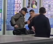 Bărbat amenințător, dezarmat de un fost boxer în aeroport