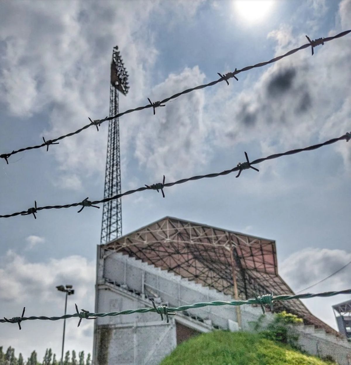 Situație incredibilă la fosta echipă a lui Laszlo Boloni » Stadion de lux la o tribună, în paragină la cealaltă: este închisă de 5 ani