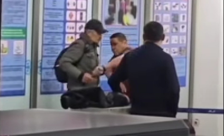 Bărbat amenințător, dezarmat de un fost boxer în aeroport