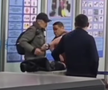 Bărbat amenințător, dezarmat de un fost boxer în aeroport