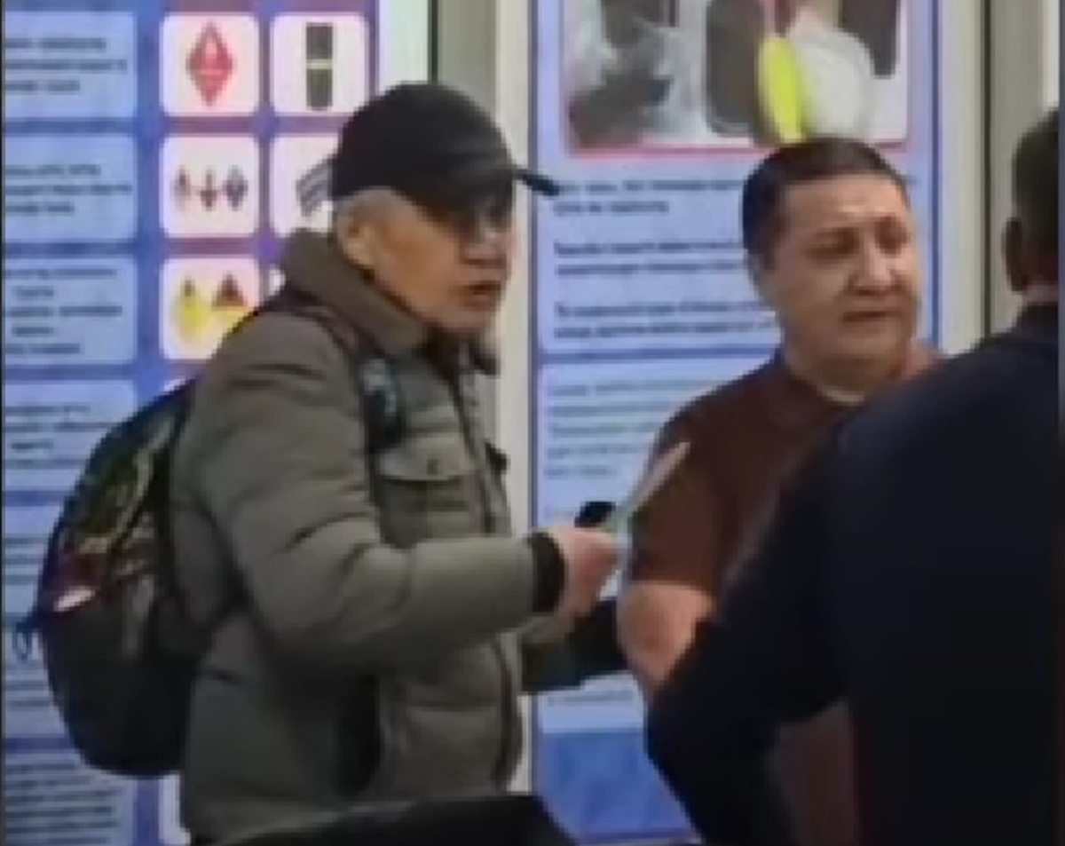 Un fost boxer a devenit erou în Kazahstan! I-a smuls cuțitul unui bărbat înarmat și a salvat o femeie în aeroportul din Almaty