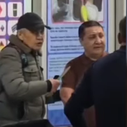Bărbat amenințător, dezarmat de un fost boxer în aeroport