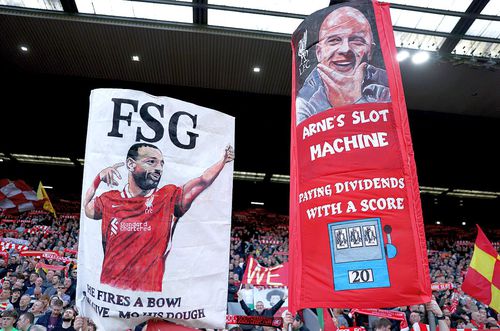 Steaguri afișate de suporterii lui Liverpool astăzi // foto: Guliver/gettyimages
