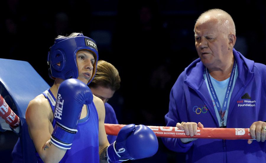 Lăcrămioara Perijoc alături de antrenorul Adrian Lăcătușu FOTO Imago Images „Am căzut de pe sobă într-un cuțit, mi-au crăpat splina, vezica urinară și rectul” » Drama și povestea fabuloasă de viață a Lăcrămioarei Perijoc: „Mamă, ați văzut-o pe țăranca aia de la voi din clasă?!”