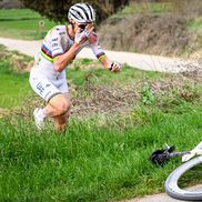 Tadej Pogacar încercând să ajungâ cât mai repede la bicicletă FOTO Imago Images