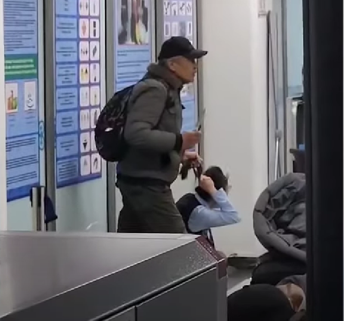 Bărbat amenințător, dezarmat de un fost boxer în aeroport