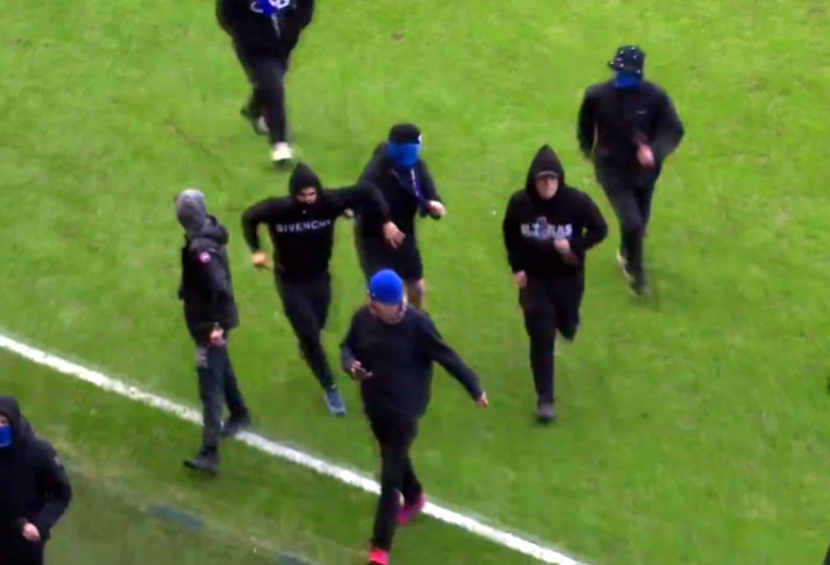 Arestări, polițiști și suporteri răniți! » Haos la Rangers - Celtic