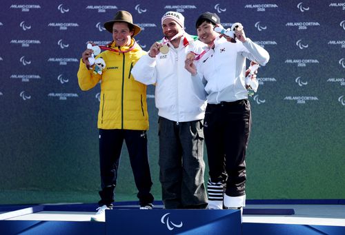 Emanuel Perathoner (centru) pe podiumul paralimpic FOTO Guliver/GettyImages