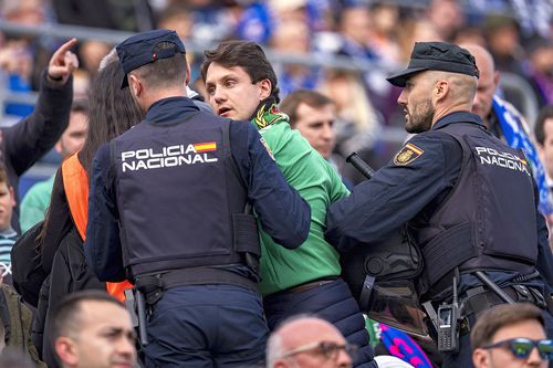 Unii spectatori au fost scoși din stadion // foto: Imago Images