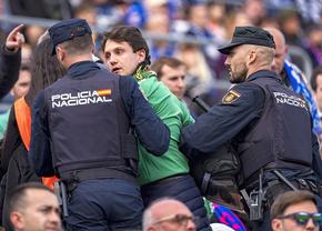 Meci întrerupt în La Liga! Bătaie generală în tribune » Jucătorii i-au implorat să înceteze